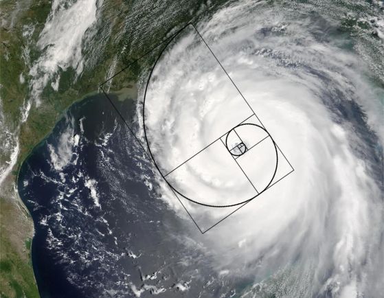Сателитно изображение показва ураган с отличителна спираловидна шарка, показваща сложната красота на природните образувания