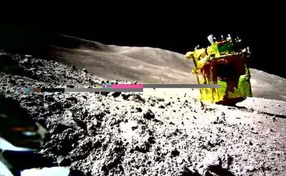 Космическият кораб SLIM на снимки от LEV-2 на Луната след кацане