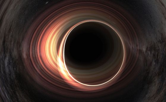 Сянката на въртяща се и заредена черна дупка