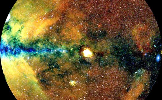 Това изображение показва половината от рентгеновото небе, проектирано върху кръг с център Млечния път отляво и галактическата равнина, минаваща хоризонтално. Фотоните са оцветени в зависимост от тяхната енергия (червено за енергии 0,3-0,6 keV, зелено за 0