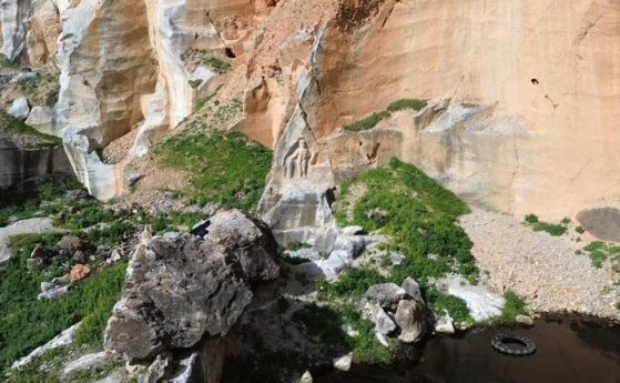 Скален релеф на Херкулес на 2000 години е обект на вандализъм в Турция