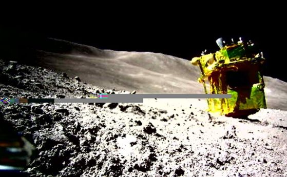 Японският лунен спускаем апарат SLIM оцеля в лунната нощ!