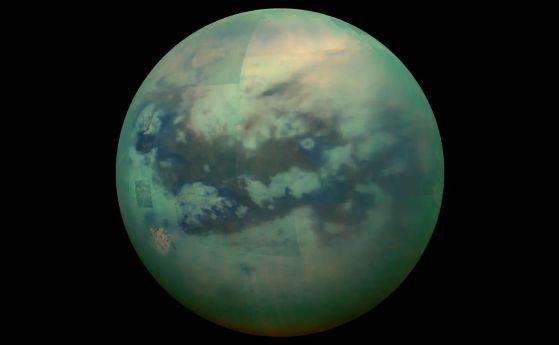 Дюните на Титан се виждат като тъмни области на това инфрачервено композитно изображение на най-голямата от луните на Сатурн, която бе заснета през 2015 г. от вече несъществуващия космически кораб Касини на НАСА.