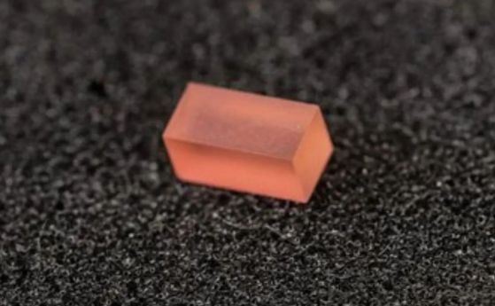 Макроснимка на розов кристален литиево-холиево-итриев флуорид.