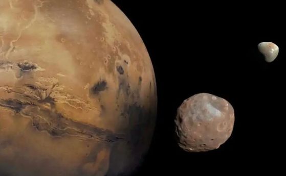 Марс има две луни с неправилна форма - вътрешна луна на име Фобос и външна на име Деймос