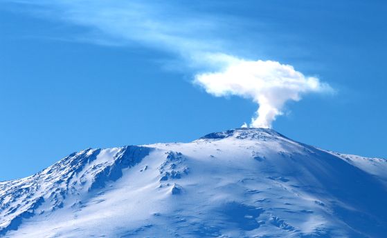 Над вулкана Еребус се издига пушек