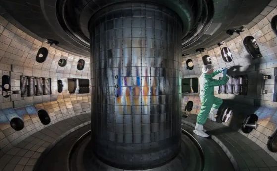Вътре в термоядрения реактор на токамак DIII-D 
