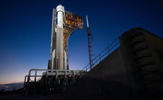 Ракетата Atlas V на United Launch Alliance с космически кораб CST-100 Starliner на Боинг на борда се вижда на стартовата площадка в Space Launch Complex 41 
