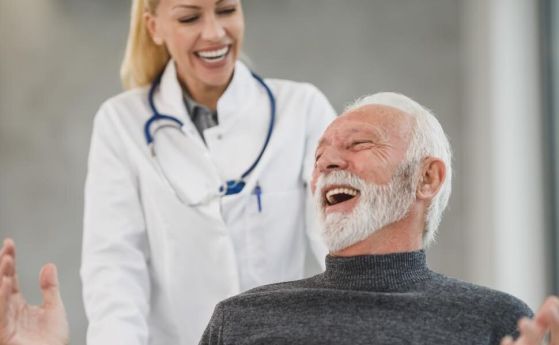 Щастлив възрастен мъж с усмихваща се лекарка