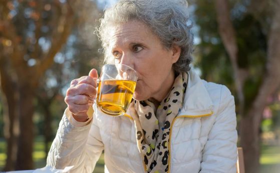 Възрастна жена пие бира