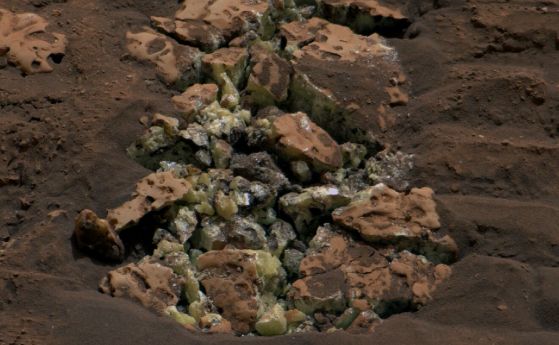  Марсоходът Curiosity откри скала, състояща се изцяло от серни кристали