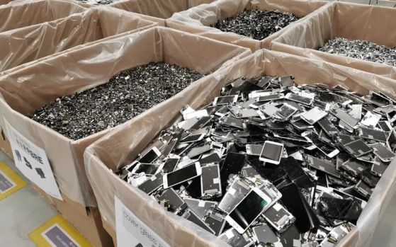 Различните компоненти на iPhone са приготвени за рециклиране. Кредит: ETX