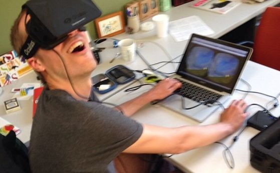 Човек за първи път пробва Oculus VR