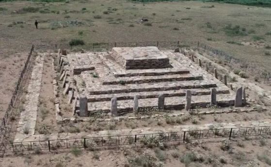 Дълбоко в обширните степи на Централна Азия археолозите са открили забележителна древна пирамида, датираща отпреди повече от 3 000 години.