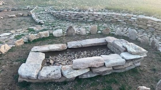 Откритите в Каражартас мавзолеи с пирамидални стъпала може да са ранни версии на погребалните структури от скитската епоха.