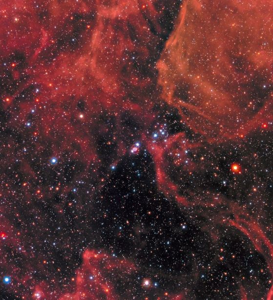 Нови изследвания сочат, че поне две масови измирания в историята на Земята са били причинени от близка свръхнова. На снимката е показан пример за една от тези звездни експлозии - Свръхнова 1987а (в центъра), в съседна на Млечния път галактика, наречена Голям Магеланов облак.