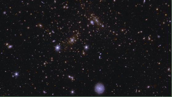 Това изображение показва област от Euclid's Deep Field South (Дълбоко поле на Евклид - Юг). Зоната е увеличена 70 пъти в сравнение с голямата мозайка. Кредит: ESA/Euclid/Euclid Consortium/NASA/Cuillandre/Berti/Anselmi