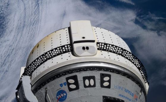 Космическият кораб Starliner на Боинг е заснет закачен за Международната космическа станция. Вижда се един от четирите двигатели се вижда на сервизния модул.