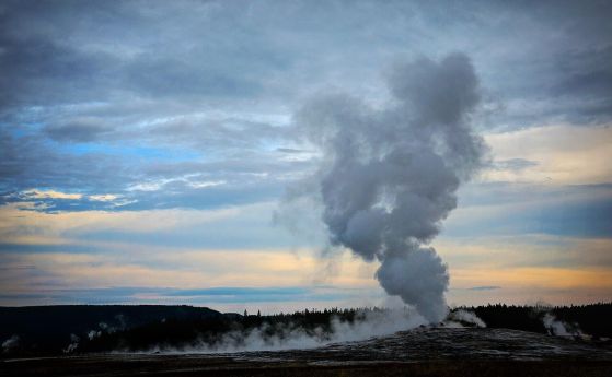 Гейзерът Old Faithful в национален парк Йелоустоун