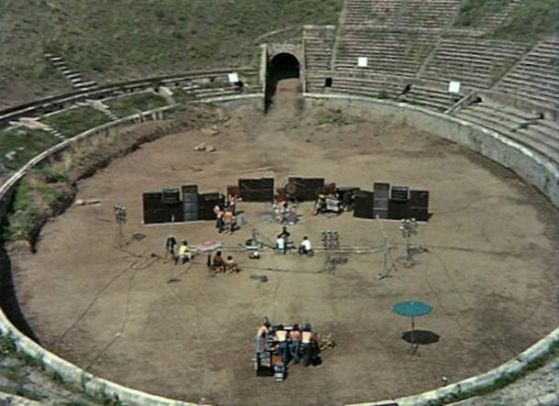 Подготовка за представлението на Pink Floyd през 1972 г. в амфитеатъра в Помпей през 1972 г.