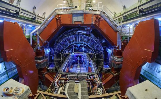 Експериментът използва възможностите на Големия адронен колайдер (LHC) да ускорява оловни ядра почти до скоростта на светлината.