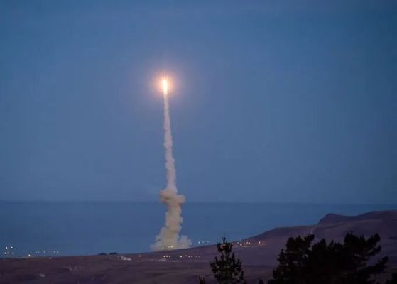 Ракетен прехващач се издига в небето със струя след себе си.