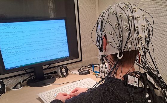 Тестван участник в изследването в EEG кабина.