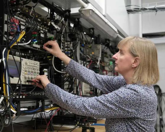 жена настройва копчета и кабели