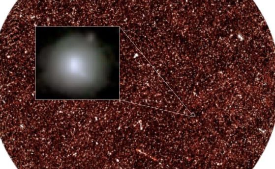 Фоновото изображение е полето COSMOS, наблюдавано с южноафриканската радиостанция MeerKAT. Насложена е художествена илюстрация на високоенергийния космически лъчев ореол на звездообразуваща галактика по време на Космическото пладне.