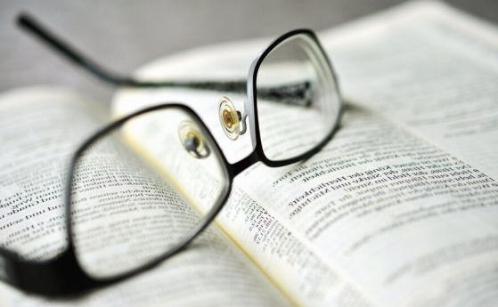 очила върху книга