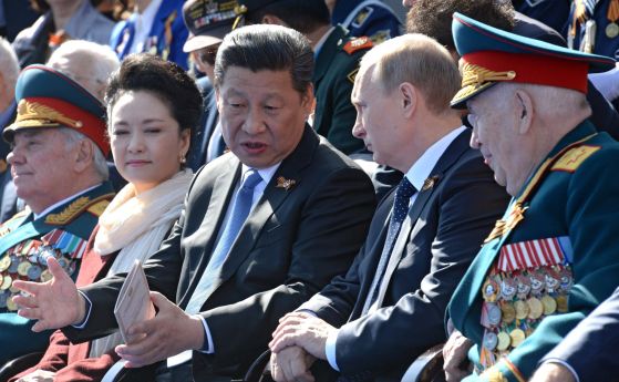 Парад в чест на 70-годишнината на "Великата Победа" на Китай над Япония. Си Дзинпин разговаря с Путин.