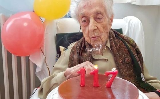 Мария Браняс Морера духа свещи по случай 117-ия си рожден ден на 4 март 2024 г. 