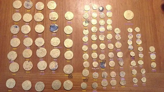 Комплект от 37 златни монети, откраднати от корабокрушение през 1715 г. край бреговете на Флорида, беше открит наскоро. 