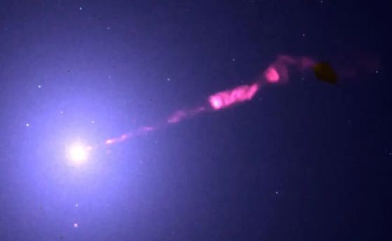 Струята, изригваща от черната дупка в центъра на галактиката M87