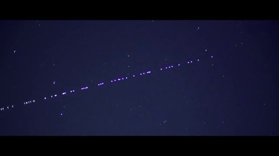 сателити, Starlink, пътека, през, дълбоко, синьо, нощно, небе, наподобяващо