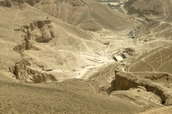 Въздушен изглед на Долината на царете в Луксор, Египет, показващ сухия пейзаж, където се намират гробницата на Тутанкамон и други царски погребални места.