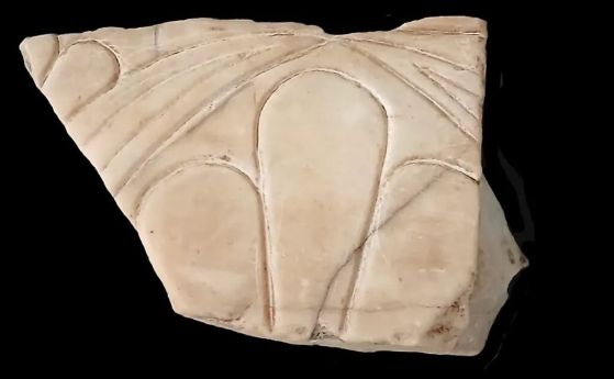 Мраморният фрагмент е украсен с част от мотив на лотосов цвят. 