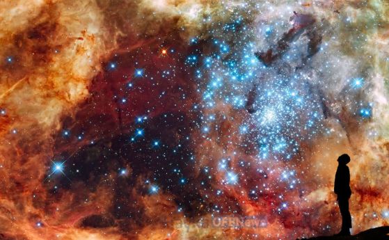 човек гледа звезди