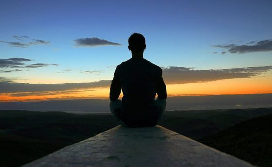 мъж медитира сред природата