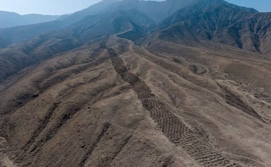 змиевидна лента от дупки се вие по планински хълмове