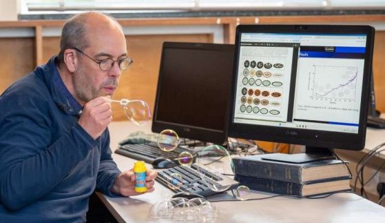 професор прави сапунени мехурчета