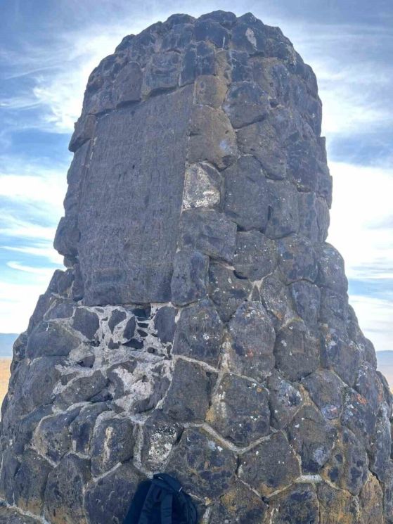 Използван е тъмен вулканичен камък, подобен на паметниците около Арменските планини