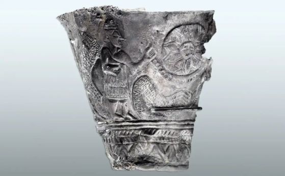 древна сребърната чаша