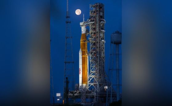 Ракетата Артемис I SLS (Space Launch System) и космическият кораб Orion на мобилната ракета носител в KSC, 14 юни 2022 г. 