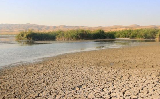 Частично пресъхнало езеро