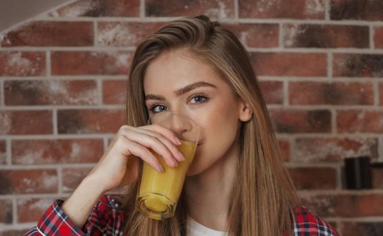 Жена пие чаша плодов сок