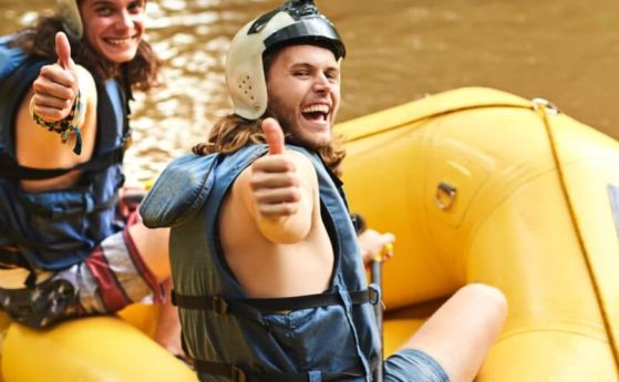 двама в лодка