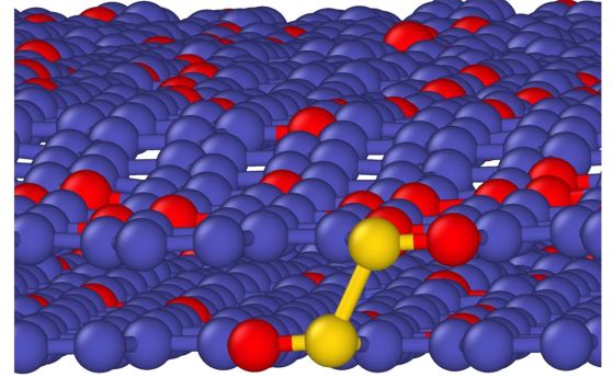 Илюстрация на симулация, показваща двуслоен графен (в синьо), легиран с 10% азот (в червено), претърпяващ фазов преход, за да образува sp³-хибридизирани въглеродни атоми (в жълто).