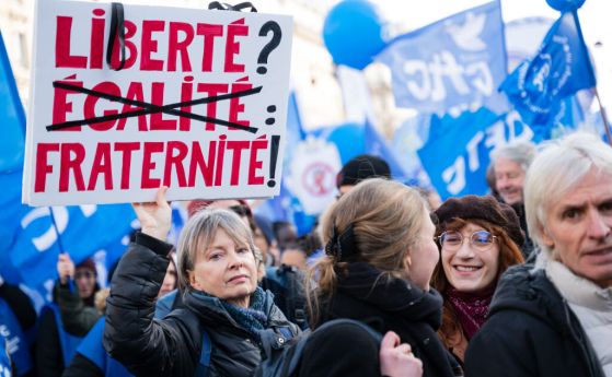 протест с плакат, на който думата "равенство" е задраскана