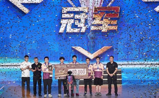 Изследователи от отбора Tsinghua Hephaestus от университета Tsinghua получават трофей, след като техните хуманоидни роботизирани футболисти печелят първия вътрешен мач за роботизирани футболни мачове с изкуствен интелект,